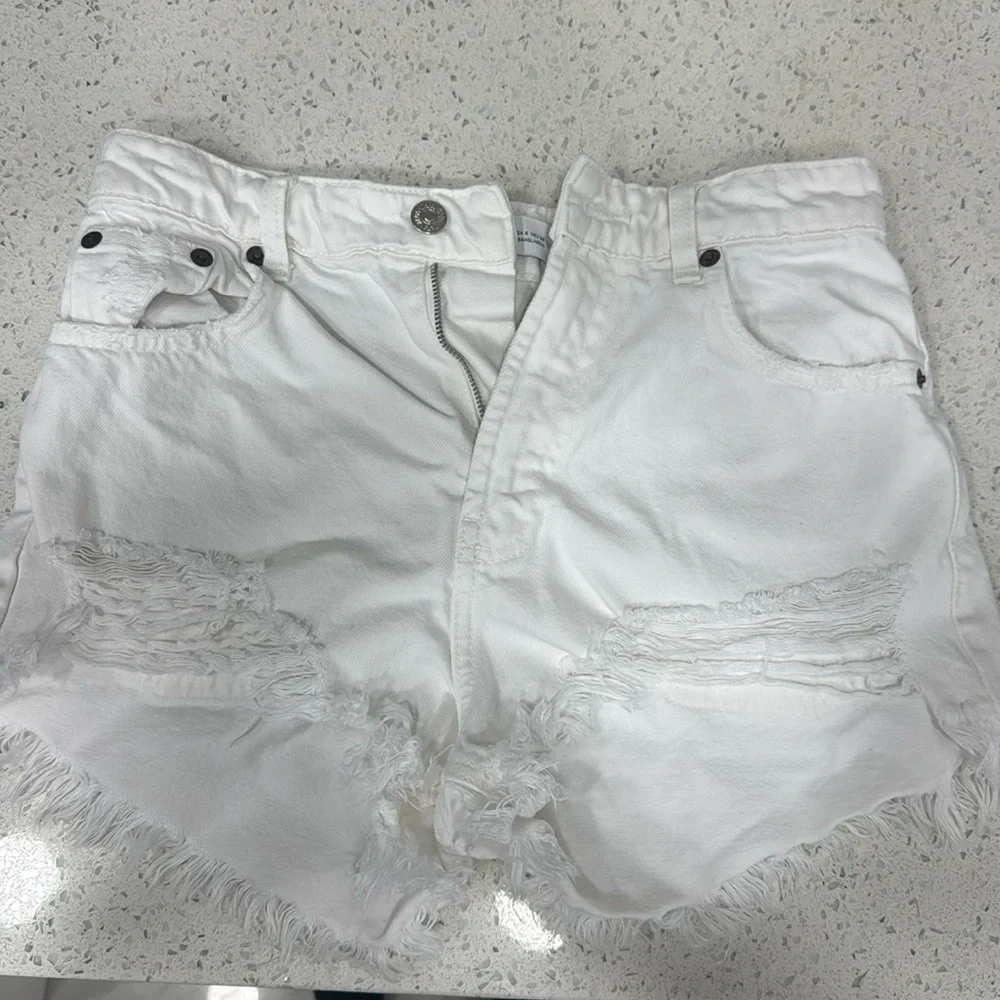 WHITE HIGH RISE ZARA SHORTS - Picture 2 of 5